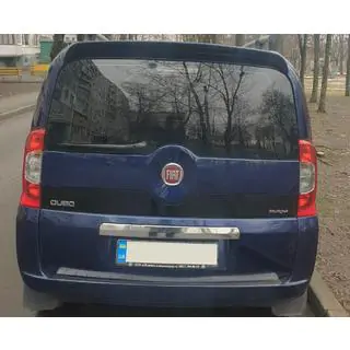 Ornament cromat deasupra placutei de inmatriculare (inox)