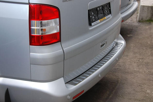 Garnitură cromată pe bara spate Volkswagen T5 Multivan