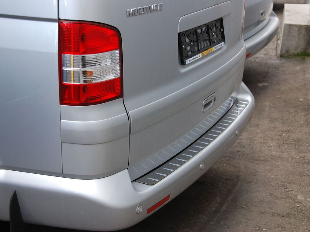 Garnitură cromată pe bara spate Volkswagen T5 Multivan