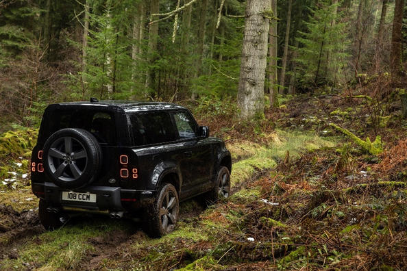 SUV-ul Land Rover Defender primește un motor de 520 de cai putere Fotografie 6
