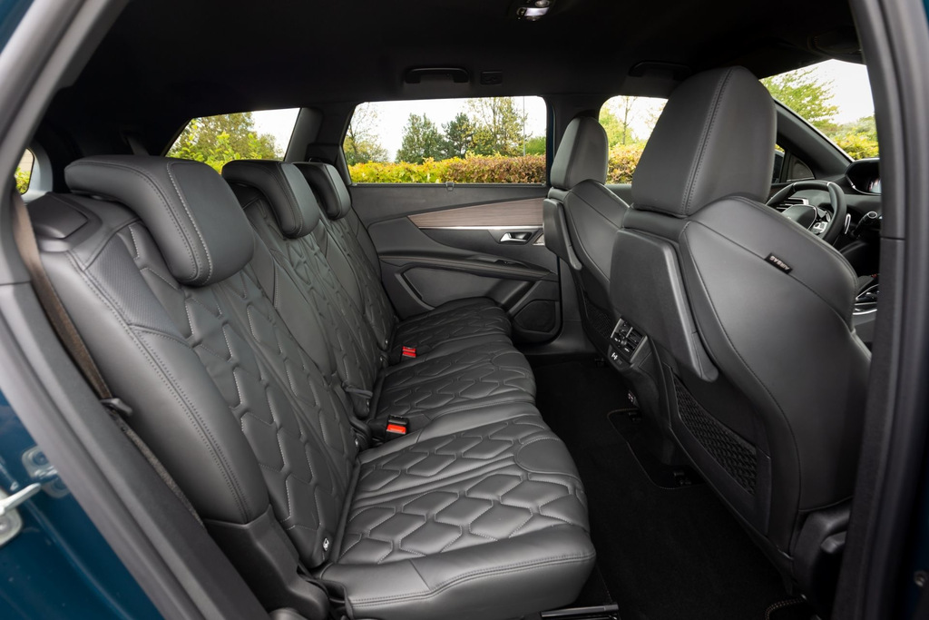 Revizuirea crossover-ului actualizat al celei de-a doua generații Peugeot 5008