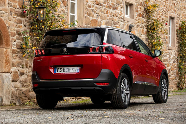 Revizuirea crossover-ului actualizat al celei de-a doua generații Peugeot 5008 Fotografie 3