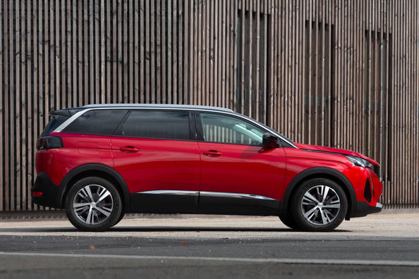 Revizuirea crossover-ului actualizat al celei de-a doua generații Peugeot 5008 Fotografie 2
