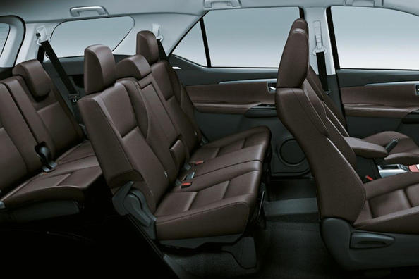 Recenzie a SUV-ului Toyota Fortuner actualizat Fotografie 8