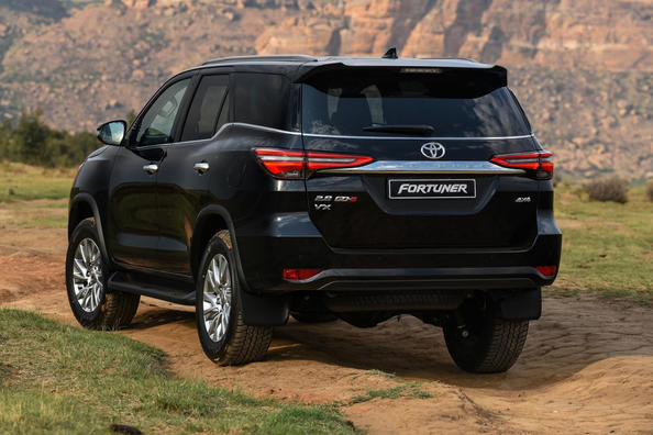 Recenzie a SUV-ului Toyota Fortuner actualizat Fotografie 5