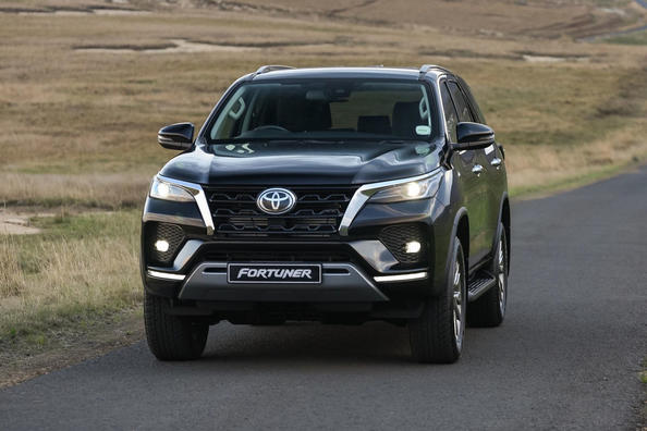Recenzie a SUV-ului Toyota Fortuner actualizat Fotografie 1