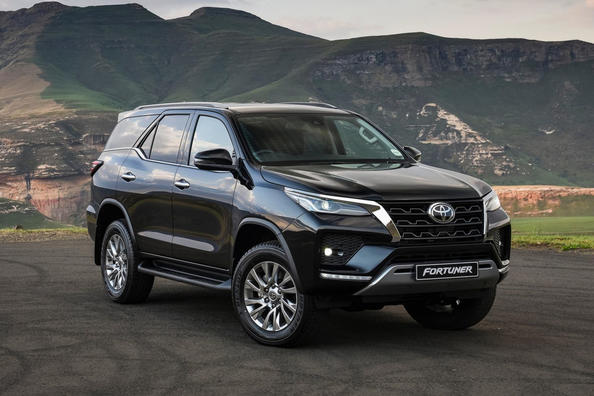 Recenzie a SUV-ului Toyota Fortuner actualizat Fotografie 2