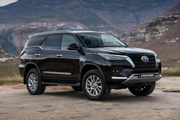 Recenzie a SUV-ului Toyota Fortuner actualizat Fotografie 3