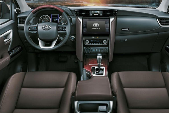 Recenzie a SUV-ului Toyota Fortuner actualizat Fotografie 7