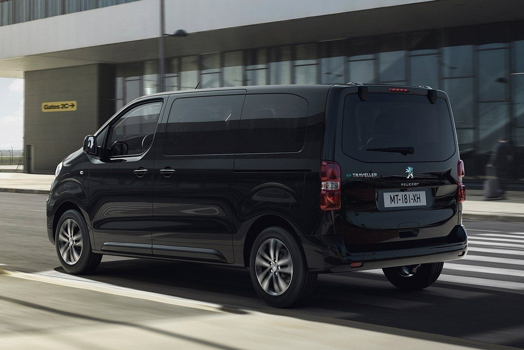 Recenzie minivan electric Peugeot e-Traveler