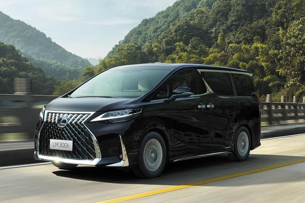 Recenzie minivan premium Lexus LM