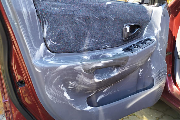 Cum se curăță rapid plasticul din mașină?