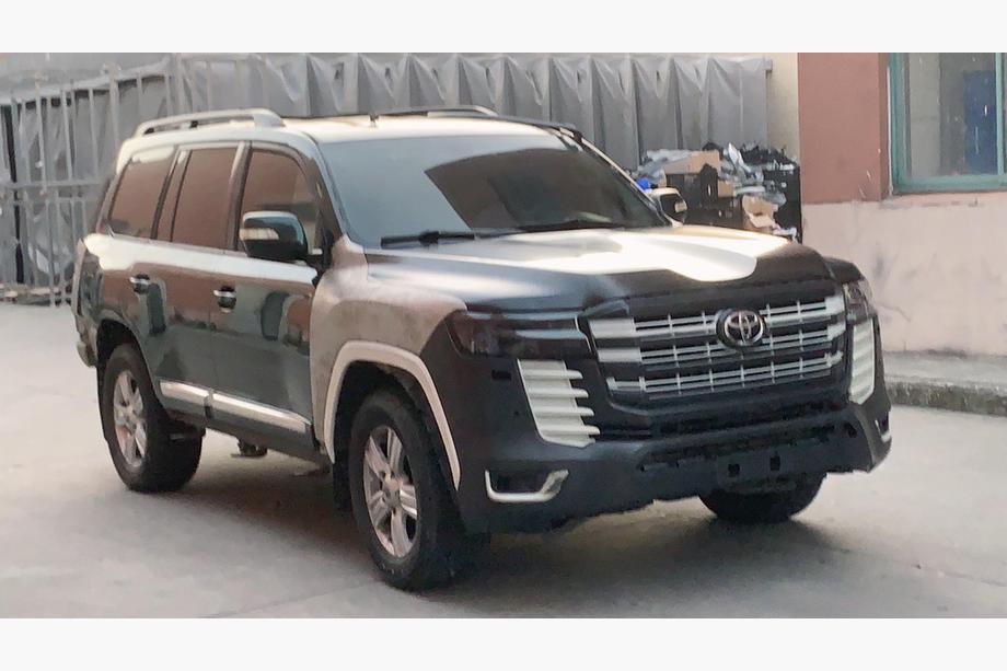 Toyota Land Cruiser 200 2007-2021 Kit restyling catre LC 300 High-Line (V1) Foto 2