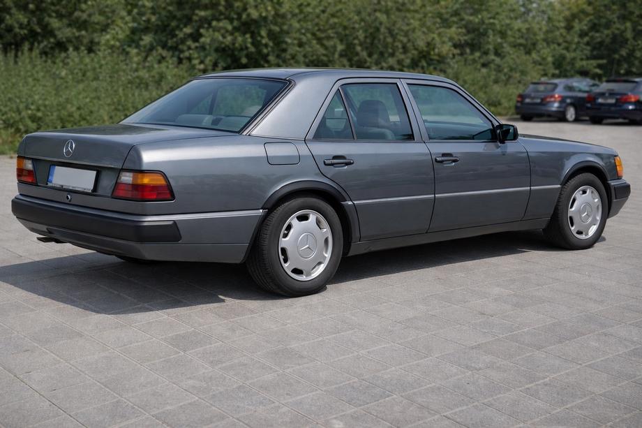 Mercedes E-class W124 1984–1997 Extensii aripi 1989-1995 (4 buc, negre, plastic ABS) Foto 3