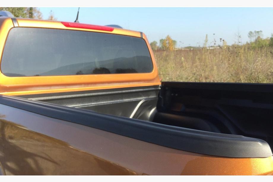 Nissan Navara/NP300 2016- Protectie margine oblon (2 buc) Image