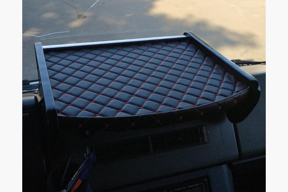 Mercedes T2 (507-814) 1967-1996 Polita pentru bord (Neagra cu cusatura rosie) Image