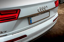 Audi Q7 2015–2026 Ornament cromat deasupra numarului (inox) foto 2
